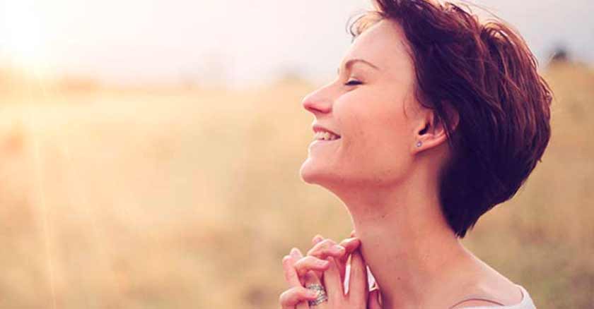 mujer sonriendo maneras de invitar a Dios a tu vida que te hable al corazon