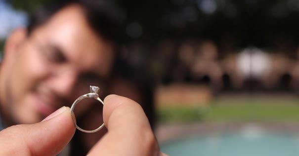 novios compromiso matrimonio anillo entrega mano oracion novena