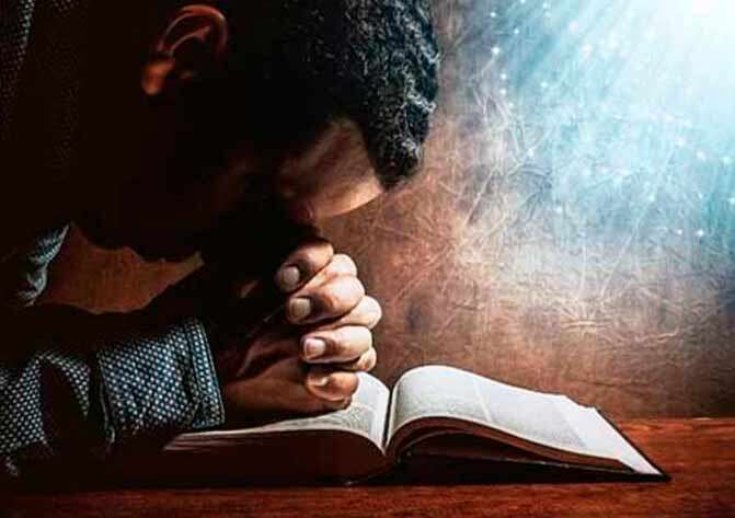 Hacer vivir al mundo rezando a Dios