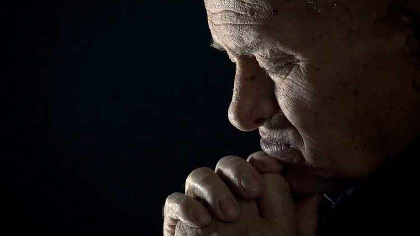 oracion para los tiempos dificiles persona rezando momentos duros