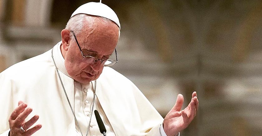 papa francisco orando manos con palmas hacia arriba y ojos cerrados
