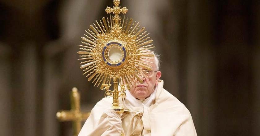 papa francisco sostiene a jesus sacramentado eucaristico santa misa