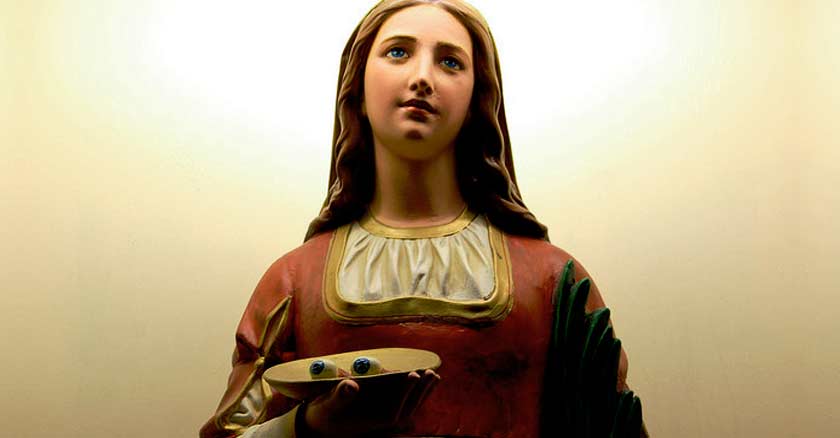 santa lucia estatua sosteniendo una bandeja con dos ojos martir