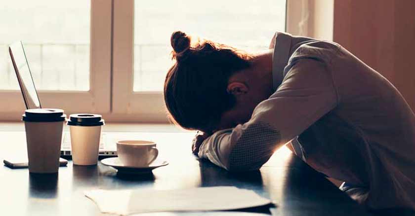 agobiado rostro en mesa como vencer frustraciones superar dificultades de la vida