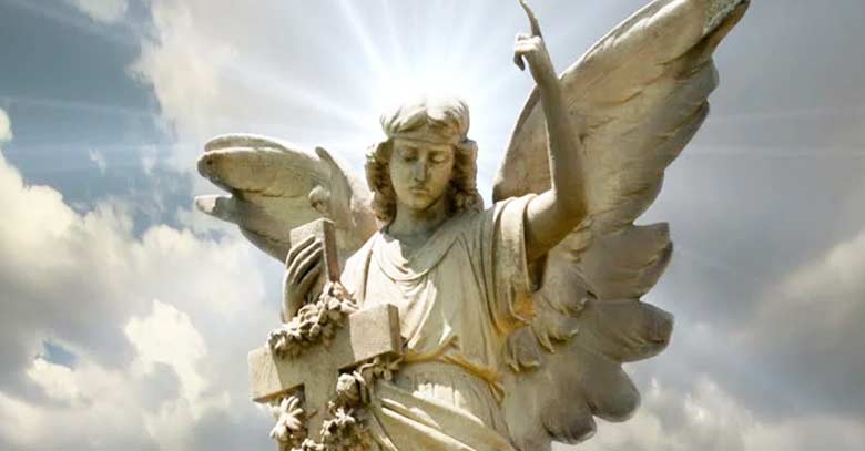 angel estatua cruz mano dedo apunta cielo