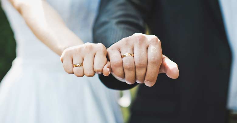 matrimonio pareja de esposos casados mostrando sus anillos de boda