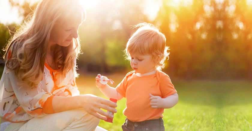 mujer con hijo si quieres a tus hijos debes rezar por ellos