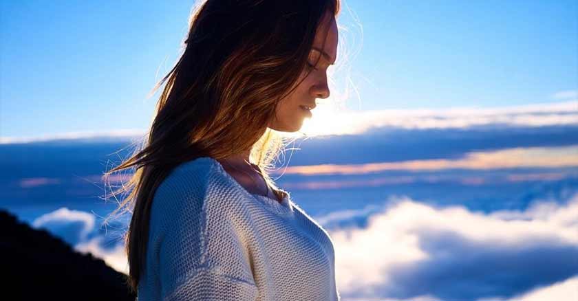 mujer horizonte nubes caracteristicas de una persona madura