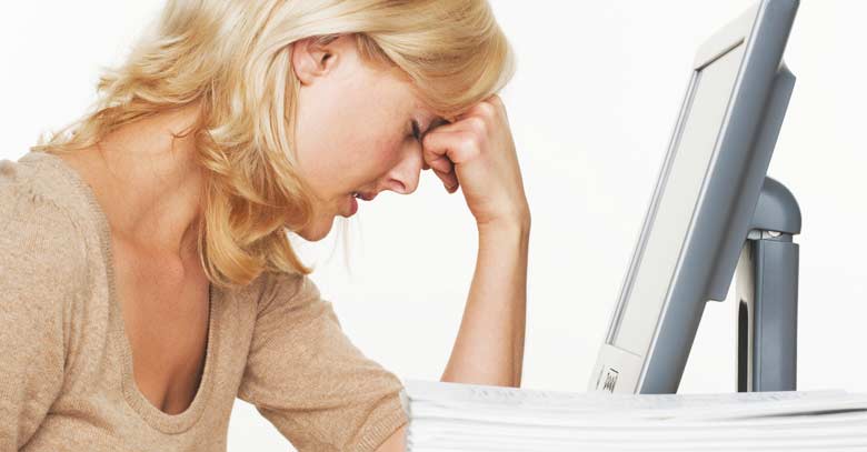mujer preocupada frente computadora agobiada falta de tiempo 