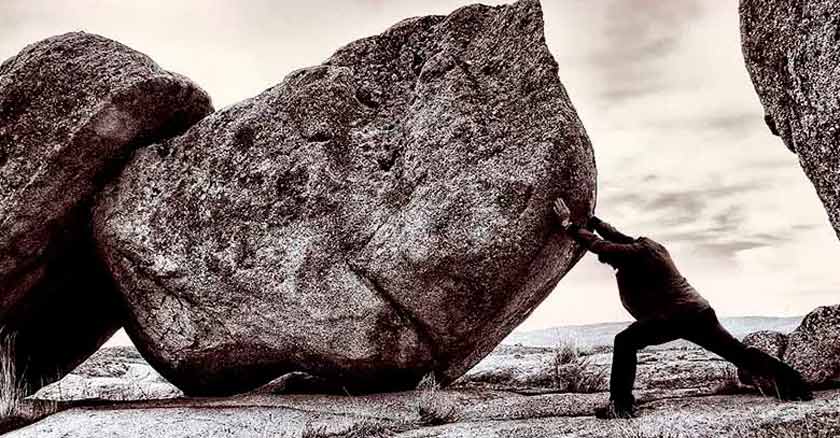 no dejes de empujar la roca hombre empujando una roca gigante