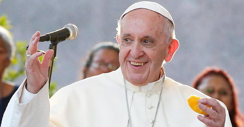 papa francisco con gran sonrisa saludando a los fieles 