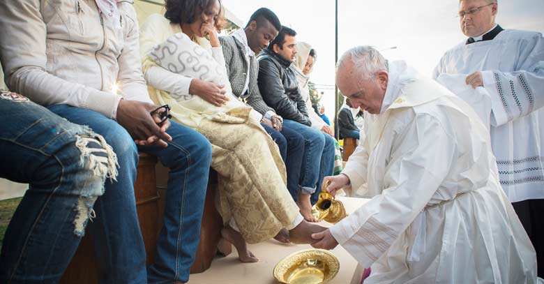 papa francisco lavando los pies humildad 