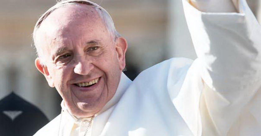 papa francisco sonrie y saluda levanta mano signo de contradiccion