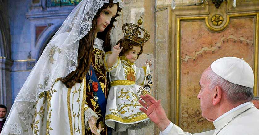 papa francisco venerando imagen virgen maria frases del papa sobre la virgen maria