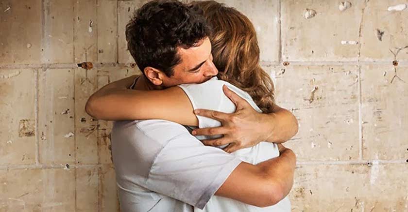 pareja hombre mujer abrazados esposos dando perdon abrazo en matrimonio