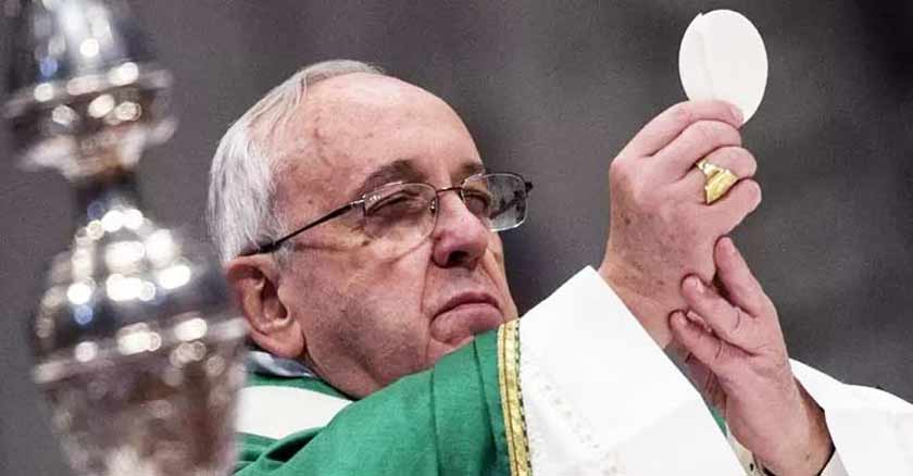 presencia real jesucristo en la eucaristia cuerpo sangre alma divinidad papa francisco sostiene hostia