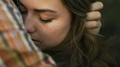 antes de juzgar a los demas considera estos consejos condenar a las personas mujer triste