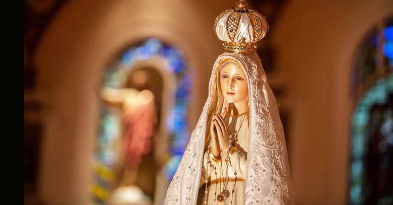 virgen de fatima estatua fondo cruz de cristo iglesia