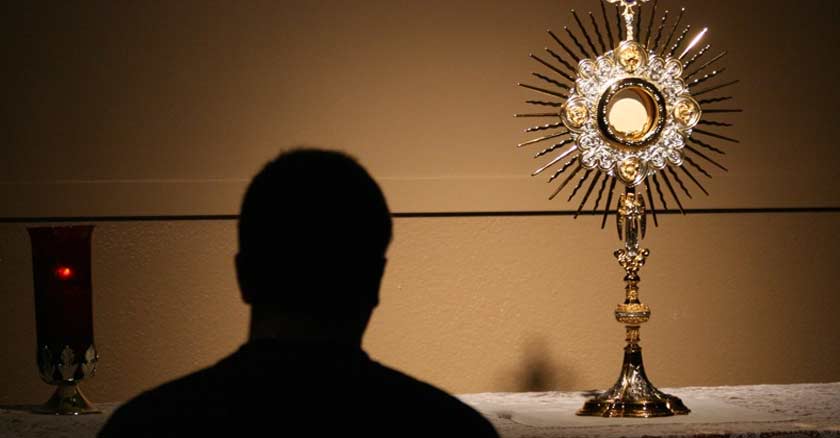adoracion al santisimo sacramento del altar sagrada hostia