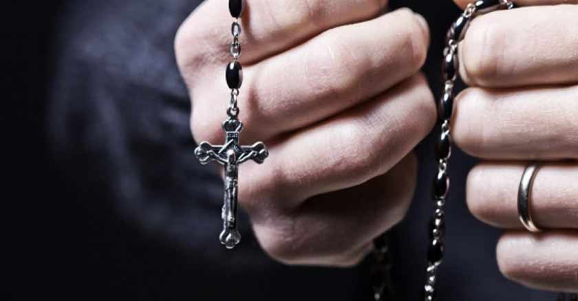demonio le dio latigazos reales a un sacerdote manos rezando rosario
