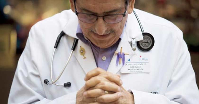 medico doctor vivir fe catolica oracion rezar publico doctor orando por pacientes ivan llado