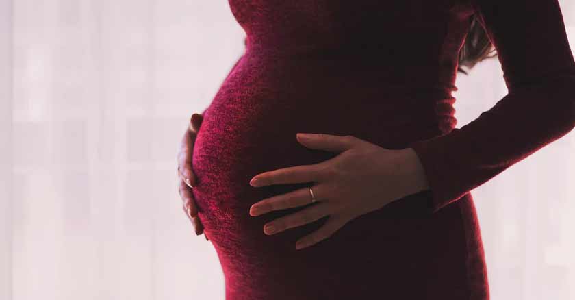 mujer embarzada tocando barriga renuncio quimioterapia salvar a su bebe
