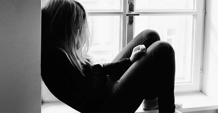 mujer triste ventana graves consencuencias de no esperar hasta el matrimonio