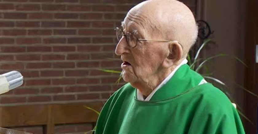 padre jacques clemens sacerdote mas anciano del mundo aun celebra misa